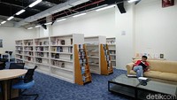 Sementara bagi mereka yang butuh ketenangan bisa datang ke perpustakaan. Di sini juga disediakan layanan meminjam film.
