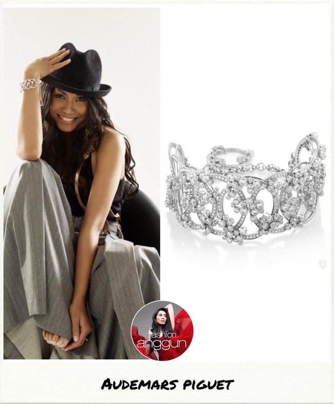 Bergaya dengan topi saat menjalani sebuah pemotretan, Anggun juga tampak melengkapi penampilannya dengan gelang dari Audemars Piguet. Penyanyi yang baru saja menikah untuk keempat kalinya di Bali itu mengenakan gelang seri Millenary 18K White Diamond Pave. Harga retail gelang yang dihiasi berlian ini mencapai US$ 122.500 atau sekitar Rp 1,8 miliar. (Foto: Instagram/@fashion.anggun)