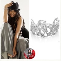 Bergaya dengan topi saat menjalani sebuah pemotretan, Anggun juga tampak melengkapi penampilannya dengan gelang dari Audemars Piguet. Penyanyi yang baru saja menikah untuk keempat kalinya di Bali itu mengenakan gelang seri Millenary 18K White Diamond Pave. Harga retail gelang yang dihiasi berlian ini mencapai US$ 122.500 atau sekitar Rp 1,8 miliar. (Foto: Instagram/@fashion.anggun)