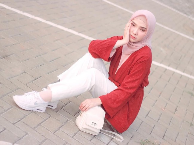 Selebgram Ayu Indriati tak mau kehilangan momen. Ia tampil mengenakan blouse merah dan celana putih. Untuk menyeimbangkan penampilannya, ia memilih pashmina dusty pink. (Foto: Instagram)