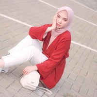 Selebgram Ayu Indriati tak mau kehilangan momen. Ia tampil mengenakan blouse merah dan celana putih. Untuk menyeimbangkan penampilannya, ia memilih pashmina dusty pink. (Foto: Instagram)