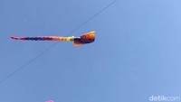 Sejumlah layang-layang yang diterbangkan di pantai (Ibnu Munsir/detikTravel)
