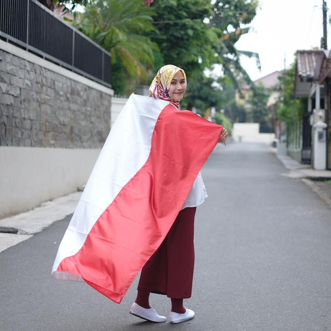 Perayaan Hari Kemerdekaan masih terasa. Terlihat dari postingan para selebgram hingga artis yang bertemakan 17 Agustus. Dian Pelangi hingga Zaskia Adya Mecca kompak pakai busana merah putih untuk merayakan Hari Kemerdekaan RI. (Foto: Instagram)