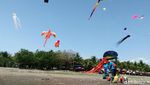 Foto: Saat Layang-layang Hiasi Langit Pantai di Makassar