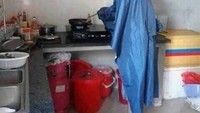  Pakai jas hujan, pria yang satu ini siap menerjang derasnya badai cipratan minyak panas dari ayam yang tengah digorengnya. Foto: Istimewa