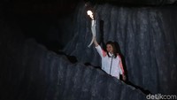 Atlet senior Susi Susanti dipercaya membawa obor khas Asian Games.