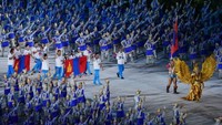 Penampilan pembawa bendera Mongolia itu jadi sorotan warganet (Foto: AFP PHOTO / ADEK BERRY)