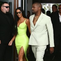 Saat menghadiri pernikahan 2Chainz dan Kesha Ward, Kim tampil dengan gaun hijau neon. Ia dan Kanye pun menyewa mobil yang mirip warna gaunnya saat itu ketika di Miami. Saat kembali ke Calabasas, ternyata Kanye menghadiahi mobil keluaran 2018 itu kepada Kim. Lewat situsnya, mobil Mercedes G550 4x4 SUV itu dijual US$ 227.300 atau Rp 3 miliar. Foto: Instagram