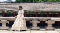 Foto: Di balik raihan prestasinya, Defia menyempatkan liburan di sela-sela ketatnya jadwal latihan. Begini gaya Defia saat mengenakan Hanbook dan berpose di Istana Gyeongbokgung, Korsel. (Instagram/@defiarosmaniar)