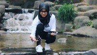 Foto: Defia juga berkunjung ke Namsangol Hanok Village. Di desa wisata ini, Defia main air. (Instagram/@defiarosmaniar)