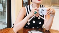 Aktris Filipina ini dikenal dengah gaya hidup mewahnya. Di pagi hari, Heart memilih ngopi namun tetap dengan gaya berkelas! Foto: Instagram iamhearte