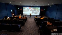 Bioskop dengan 100 kursi juga disediakan lho! Tersedia pula layana online booking dan seluruhnya gratis. Tapi mungkin pilihan filmnya tak se-update bioskop komersial ya.
