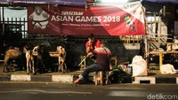 Gubernur DKI Jakarta Anies Baswedan pun menghimbau kepada para walikota, camat, dan lurah untuk melakukan penertiban penjualan hewan qurban yang menggunakan trotoar sebagai lapak untuk berjualan.