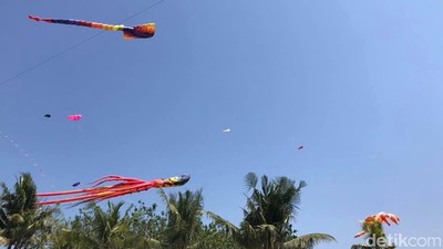 Foto: Saat Layang-layang Hiasi Langit Pantai di Makassar