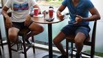 Yuk, Lihat Pose Ngopi Siman Sudartawa, Atlet Renang Tercepat di SEA Games