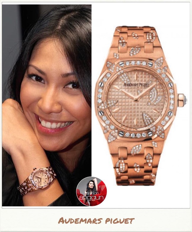 Anggun C. Sasmi terlihat memakai Audemars Piguet seri Royal Oak Leaves 18kt Pink Gold Diamond Ladies Watch. Jam tangan tersebut harganya mencapai US$ 71.468 atau sekitar Rp 1 miliar karena nyaris seluruh bagiannya terbuat dari rose gold 18 karat, mulai dari rantai, body, hingga jarum penunjuk. (Foto: Instagram/@fashion.anggun)