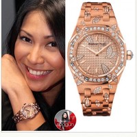 Anggun C. Sasmi terlihat memakai Audemars Piguet seri Royal Oak Leaves 18kt Pink Gold Diamond Ladies Watch. Jam tangan tersebut harganya mencapai US$ 71.468 atau sekitar Rp 1 miliar karena nyaris seluruh bagiannya terbuat dari rose gold 18 karat, mulai dari rantai, body, hingga jarum penunjuk. (Foto: Instagram/@fashion.anggun)