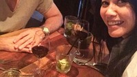 Kali ini mereka mengadakan makan malam bersama di salah satu restoran yang sajikan makanan khas Argentina di Paris. Menu yang mereka pesan sepertinya belum datang kala itu. Foto: Instagram anggun_cipta