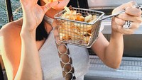  Heart juga dikenal sebagai kolektor tas mewah Hermes. Ia sering plesiran sambil kulineran seperti saat menyantap kentang goreng ini. Foto: Instagram iamhearte