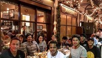  Bertanding di Amerika, Siman bersama rekan atletnya yang lain sempat makan malam bersama di restoran yang berada di Los Angeles. Foto: Instagram @siman_sudartawa