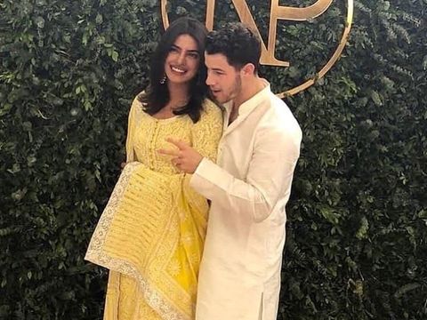 Priyanka Chopra dan Nick Jonas resmi bertunangan di Mumbai, India.