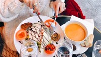 Di Instagram, Heart punya followers lebih dari 2,4 juta. Ini posenya saat habiskan liburan sambil makan enak. Foto: Instagram iamhearte