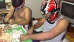 Kocak! Pakai Jas Hujan hingga Helm, Begini Jadinya Kalau Cowok Masak