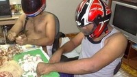  Karena pria sejati tidak boleh nangis. Lebih baik pake helm, agar air mata tidak menetes ketika mengupas bawang. Hiks! Foto: Istimewa