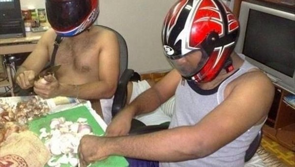 Kocak! Pakai Jas Hujan hingga Helm, Begini Jadinya Kalau Cowok Masak