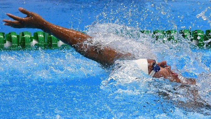 Perenang Indonesia I Gede Siman Sudartawa memacu kecepatannya pada final 100 meter Gaya Punggung Putra Asian Games ke-18 Tahun 2018 di Aquatic Center, Gelora Bung Karno, Jakarta, Minggu (19/8). Siman gagal meraih medali. ANTARA FOTO/INASGOC/Sigid Kurniawan/Spt/18.