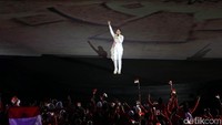 Asian Games XVIII 2018 secara resmi dibuka oleh Presiden Joko Widodo. Bertempat di Gelora Bung Karno, Senayan, Sabtu (18/8/2018), acara berlangsung meriah dengan penampilan memukau, salah satunya penyanyi Via Vallen yang menyanyikan lagu ofisial Asian Games 2018 berjudul Meraih Bintang.