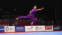 Medali emas berhasil diraih oleh atlet wushu asal China Sun Peiyuan dengan nilai 9,75. Beawiharta/Reuters.
