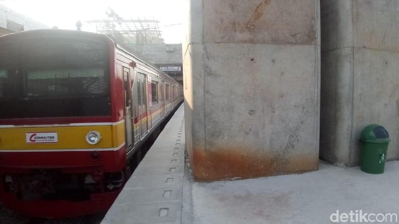 Kebakaran di Dekat Rel Padam, KRL Duri-Tangerang Sudah Normal Kebakaran di Dekat Rel Padam, KRL Duri-Tangerang Sudah Normal
