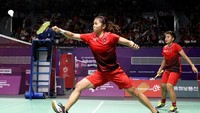 Hasil positif didapat Indonesia pada pertandingan kedua. Ganda putri Indonesia, Greysia Polii/Apriyani Rahayu, mengalahkan Ng Tsz Yau/Yuen Sin Ying dua gim langsung 21-14 dan 21-11. Istimewa/Dok. Humas PBSI.
