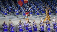 Salah satu yang menarik adalah kontingen Mongolia. Pembawa bendera yang berjalan paling depan tampil tak biasa. (Foto: REUTERS/Issei Kato)