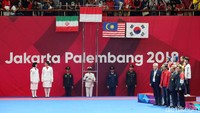 Pengalungan medali emas Defia dilakukan langsung oleh Presiden Indonesia Joko Widodo. Defia berhasil mengibarkan bendera merah putih diurutan tertinggi dalam cabang olahraga taekwondo.