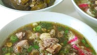 Kalau di Purbalingga sroto berisi daging sapi dan disajikan dengan daun melinjo rebus. Populer dengan sebutan sroto daun. Foto : Instagram @my.mealsdiary