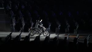 Membandingkan Saat Jokowi dan Ratu Elizabeth Pakai Stuntman