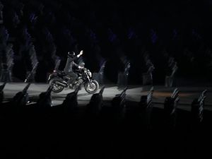 Membandingkan Saat Jokowi dan Ratu Elizabeth Pakai Stuntman