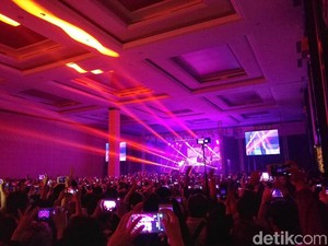Boyzone Hipnotis Para Fans di Bandung