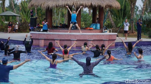 Sesi Aqua Zumba di kawasan BSD, Tangerang