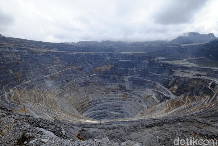 Tambang Terbuka Grasberg (Foto: Ardhi Suryadhi) Tambang Terbuka Grasberg (Foto: Ardhi Suryadhi)