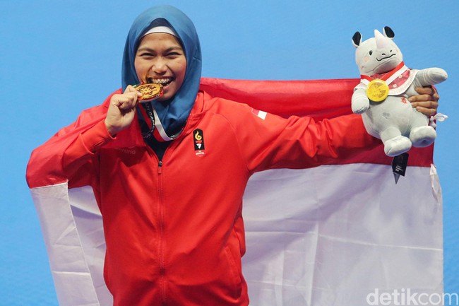 Defia mencatat sejarah sebagai atlet berhijab pertama yang menyumbangkan medali emas untuk Indonesia. Sosoknya langsung jadi perhatian seluruh warga Indonesia. Foto: Grandyos Zafna