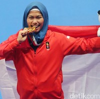 Defia mencatat sejarah sebagai atlet berhijab pertama yang menyumbangkan medali emas untuk Indonesia. Sosoknya langsung jadi perhatian seluruh warga Indonesia. Foto: Grandyos Zafna