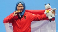 Defia Rosmaniar sukses menjadi pembuka medali emas bagi Indonesia. Atlet cabang olahraga taekwondo itu menjadi yang pertama meraih medali emas untuk Indonesia. Detikcom/Grandyos Zafna.