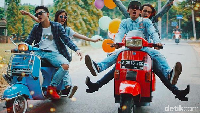 Ada juga foto dia naik motor dengan Vespa. Foto: Instagram/Rizky Nazar