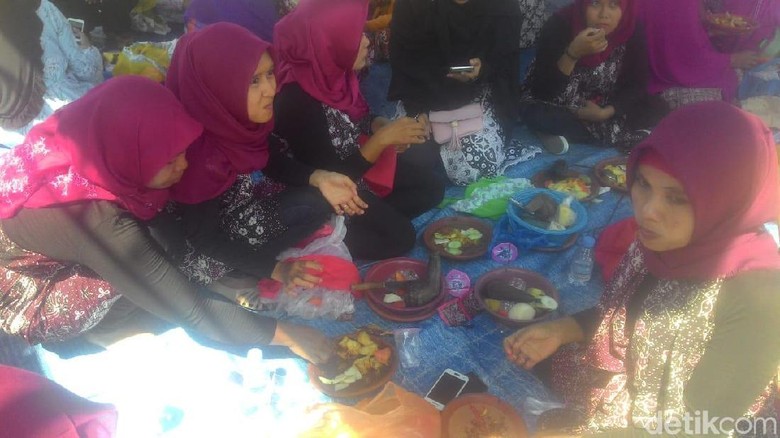 Tengok Meriahnya Pesta Rujak Uleg Seribu Cobek di Lamongan Ini Tengok Meriahnya Pesta Rujak Uleg Seribu Cobek di Lamongan Ini
