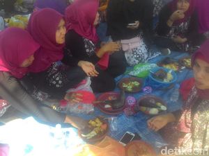 Tengok Meriahnya Pesta Rujak Uleg Seribu Cobek di Lamongan Ini