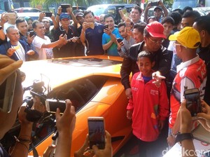 Hotman Paris Beri Rp 50 Juta untuk Joni yang Panjat Tiang Bendera