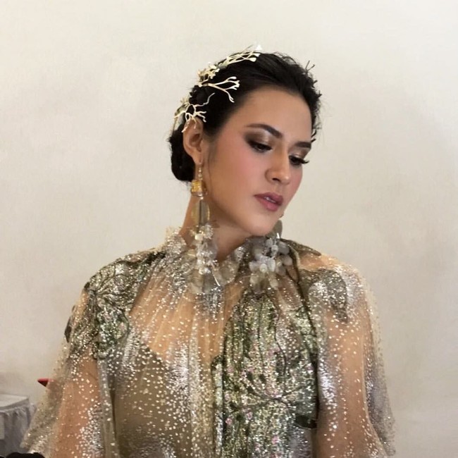 Raisa menjadi salah satu penyanyi yang menyumbangkan suara merdunya di pembukaan Asian Games 2018.  Tubuhnya dibungkus gaun bernuansa keemasan rancangan Biyan Wanaatmadja. Tidak ketinggalan headpiece berbentuk akar yang juga dirancang oleh Biyan. (Foto: Instagram)